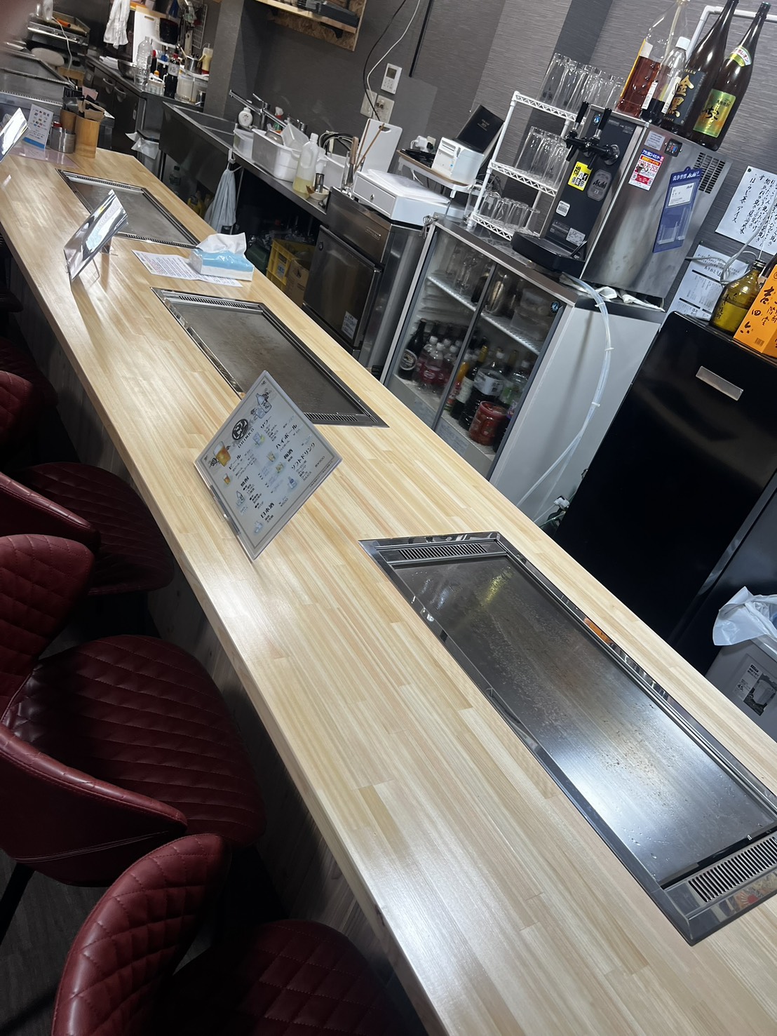 鉄板を備えたカウンター席