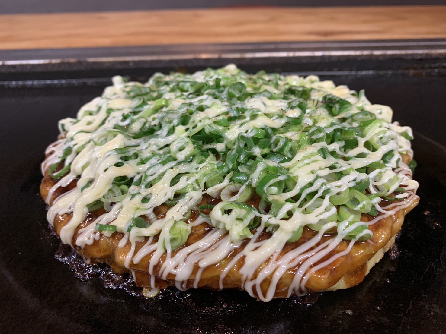 鉄板で焼き上げたお好み焼き